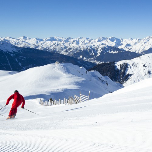 Skiers op piste La Plagne